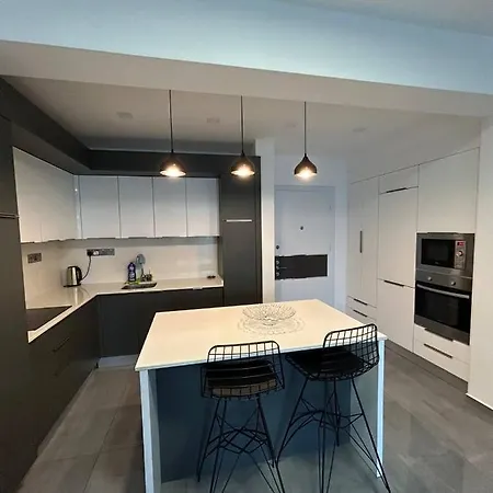 Long Apartment *